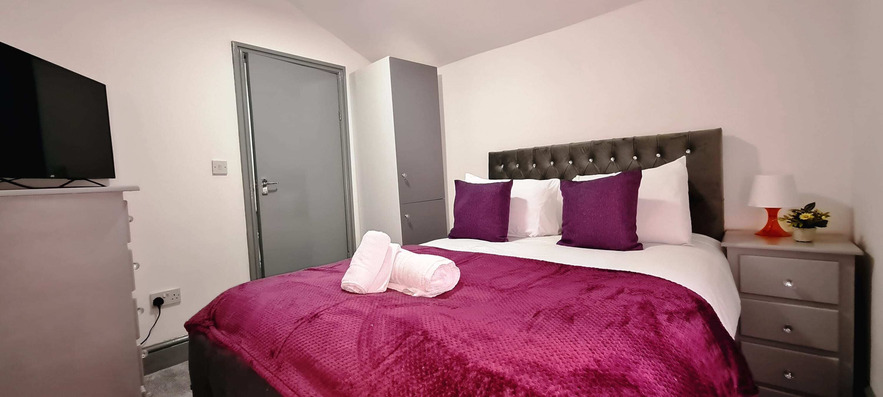 8 bedrooms, desk, iron/ironing board, travel crib