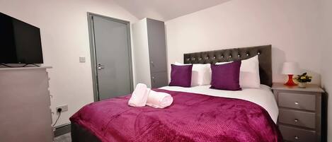 8 soverom, skrivebord, strykejern/-brett og reiseseng for barn