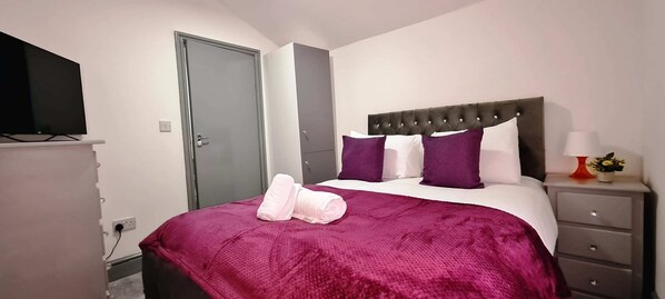 8 bedrooms, desk, iron/ironing board, travel crib