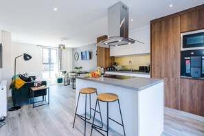 Fridge, microwave, oven, stovetop - 5-Bedroom Townhouse|15mins to city|Free parking (Failsworth)