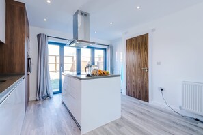 冷蔵庫、電子レンジ、オーブン、コンロ