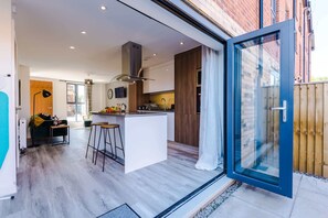 冷蔵庫、電子レンジ、オーブン、コンロ