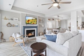 TV - Luxury Lakefront Condo Close to the Strip (Village of Four Seasons)