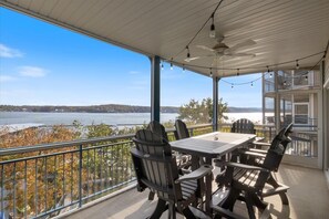 Outdoor dining - Luxury Lakefront Condo Close to the Strip (Village of Four Seasons)