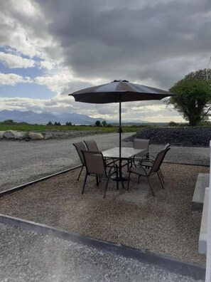 Outdoor dining - Stable Hill House,
5km from Killarney Town
Private & Peaceful Location
 (Killarney)