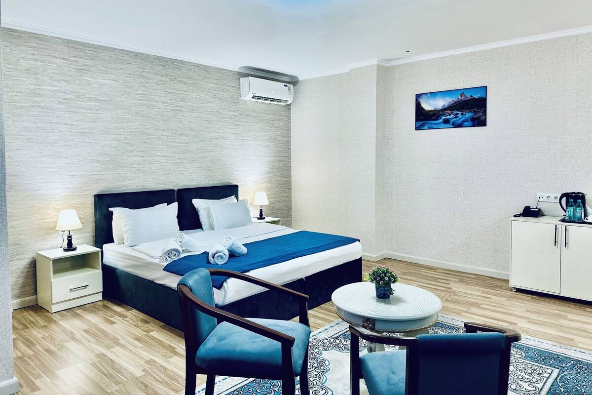 Suite Deluxe, para no fumadores, vista a la ciudad | Caja de seguridad en la habitación y escritorio