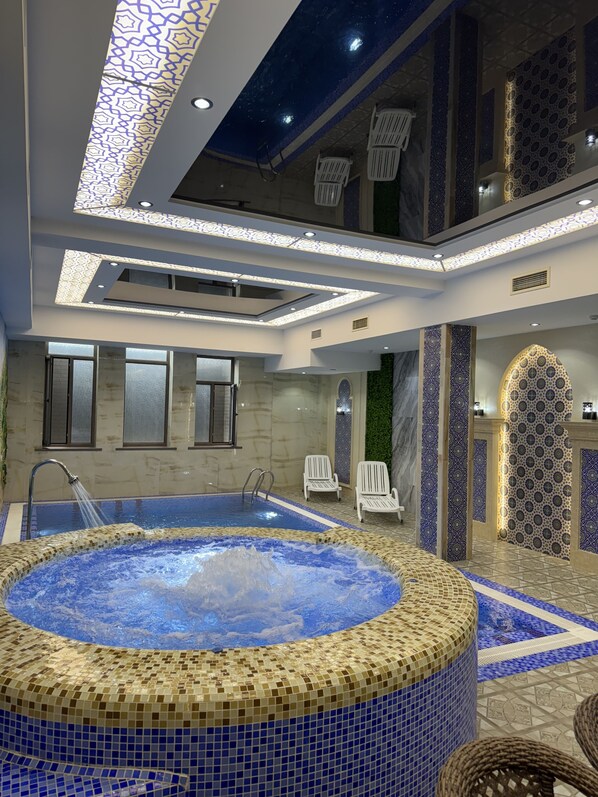 2 piscines couvertes