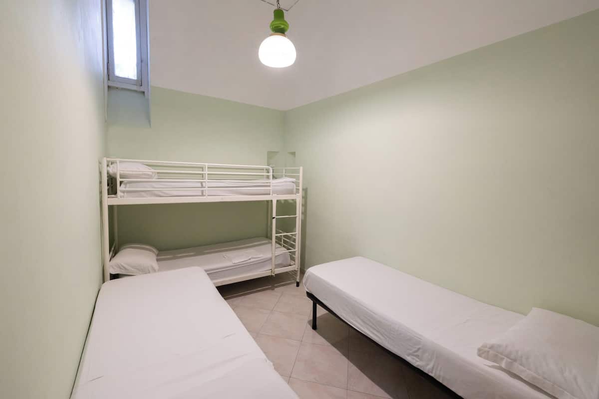 Dormitorio compartido clásico | Wifi gratis y ropa de cama
