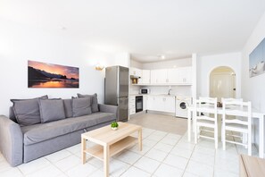 TV - Superb pool view & next to ocean Los Cristianos (Los Cristianos)