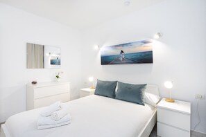1 bedroom, iron/ironing board, free WiFi, bed sheets - Superb pool view & next to ocean Los Cristianos (Los Cristianos)