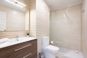 Shower, hair dryer, towels