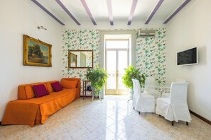 Design Apartment, 2 Bedrooms, 2 Bathrooms, City View | Living area