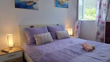 5 bedrooms, iron/ironing board, WiFi, bed sheets