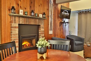 Dining - Alpine Oasis Studio at Mountain Green Resort Killington: Shuttle, Pool, Hot Tub, Gym, Deals! (Killington)