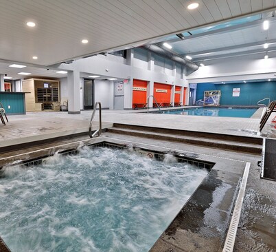 Alpine Oasis Studio at Mountain Green Resort Killington: Shuttle, Pool, Hot Tub, Gym, Deals!
