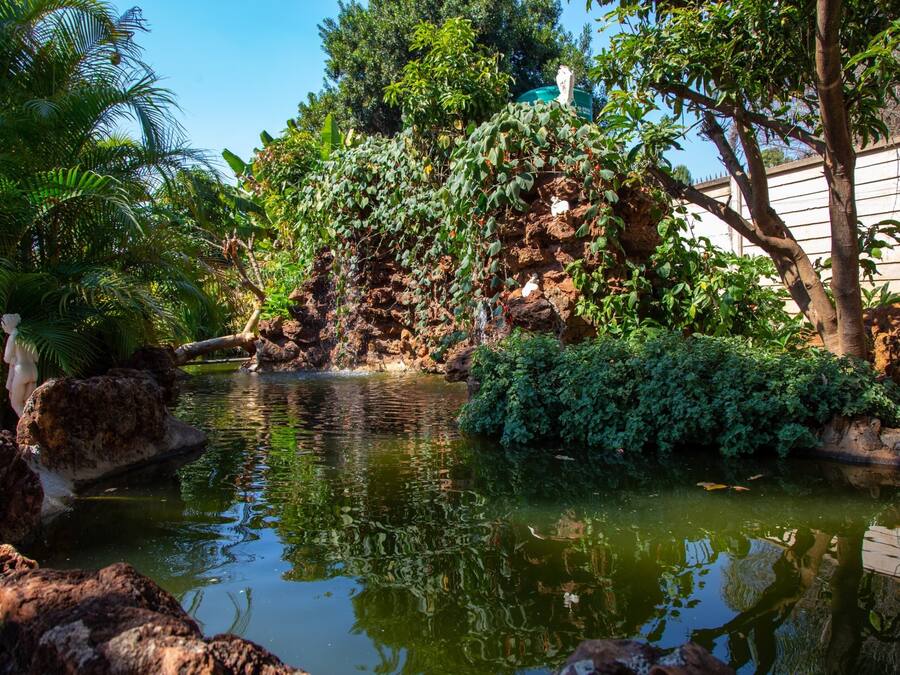 Deluxe tweepersoonskamer, uitzicht op tuin | Een kluis op de kamer, een bureau, een strijkplank/strijkijzer