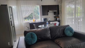 Estudio, balcón, vistas al jardín | Cocina privada | Nevera en la zona común y microondas en la zona común