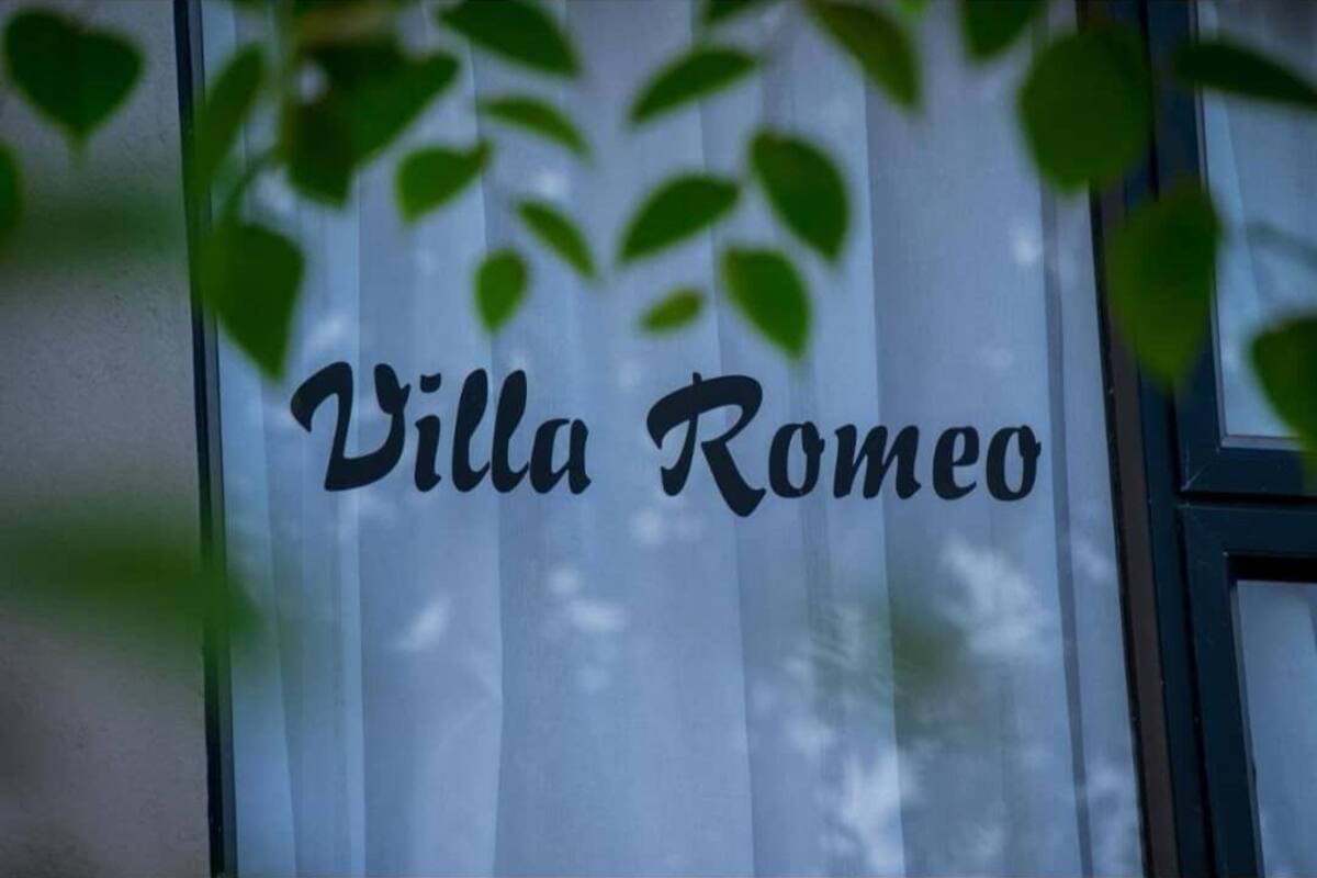 A window with the text "Villa Romeo" on it.