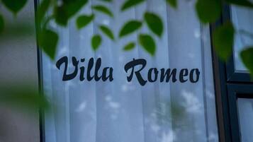 A window with the text "Villa Romeo" on it.