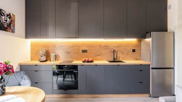 Estúdio clássico | Cozinha privada | Frigobar, cooktop, lava-louças, talheres/pratos/utensílios de cozinha