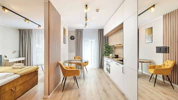 Frigobar, placa de cocina, lavavajillas, utensilios de cocina