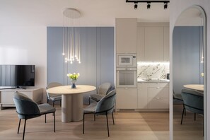 Premium appartement | Privékeuken | Een minikoelkast, een kookplaat, een vaatwasser