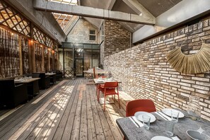 Outdoor dining - 12 bedrooms, 12 bathrooms, a kitchen and each room has a dining table (Oss)