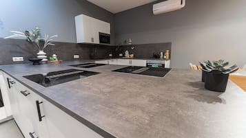 Een koelkast, een oven, een kookplaat, een vaatwasser