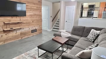 Televisor intel·ligent, llar de foc i oficines