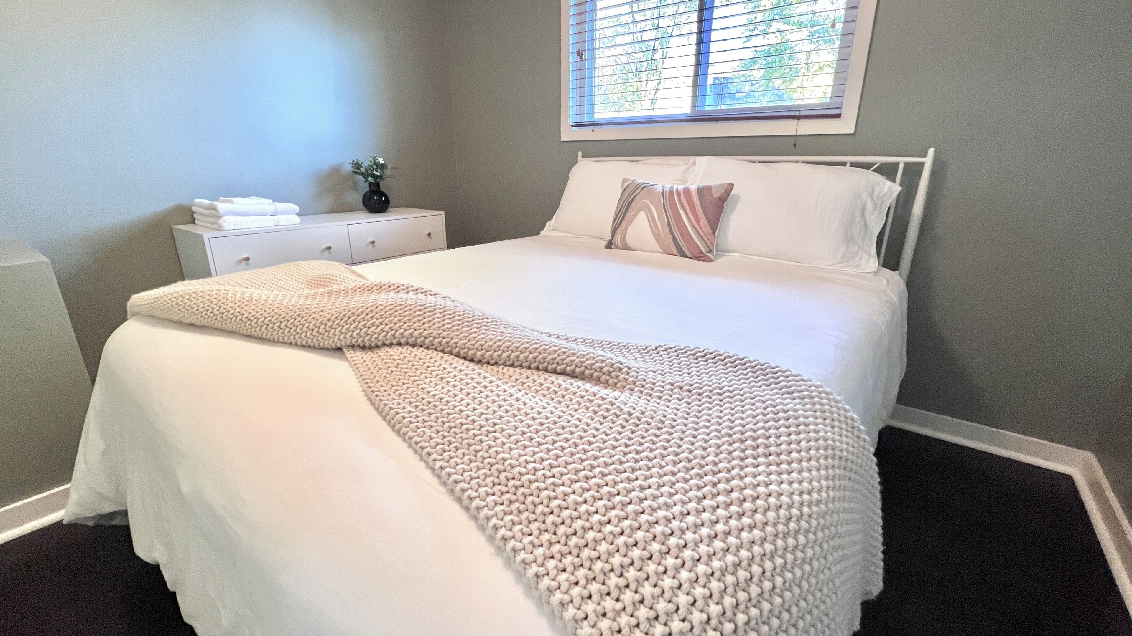 3 Schlafzimmer, Schreibtisch, Bügeleisen/Bügelbrett, Reisekinderbett