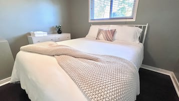 3 Schlafzimmer, Schreibtisch, Bügeleisen/Bügelbrett, Reisekinderbett