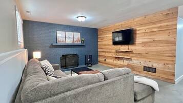 Televisor intel·ligent, llar de foc i oficines