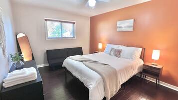 2 makuuhuonetta, työpöytä, silitysrauta/-lauta, ilmainen Wi-Fi