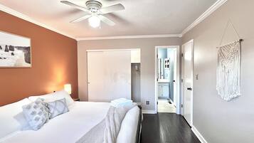 2 makuuhuonetta, työpöytä, silitysrauta/-lauta, ilmainen Wi-Fi