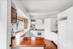 Réfrigérateur, four, lave-vaisselle, cafetière/bouilloire