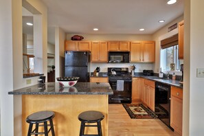 Kylskåp, mikrovågsugn, ugn och spishäll