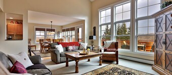 The Cocoa Command Center at Top Ridge: 4BR/4BA Ski In/Ski Out