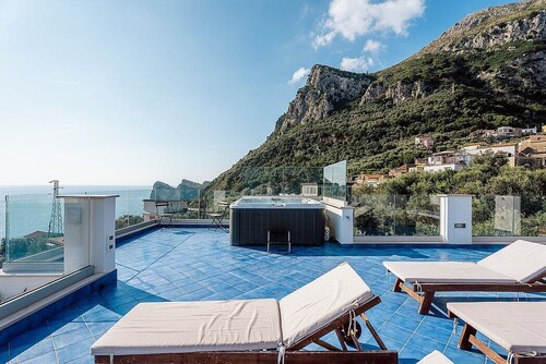 Villa Pindaro: A bright and sunny three-story villa which faces the sun and the sea, with Free WI-FI.