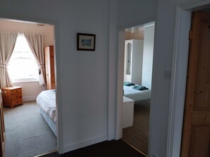 4 bedrooms, iron/ironing board, travel crib, WiFi - Castle View - 4 bed house Central Scarborough (North Yorkshire)