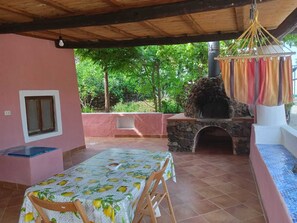 Outdoor dining - At Fabrizio's house app il Forno (Filicudi Porto)