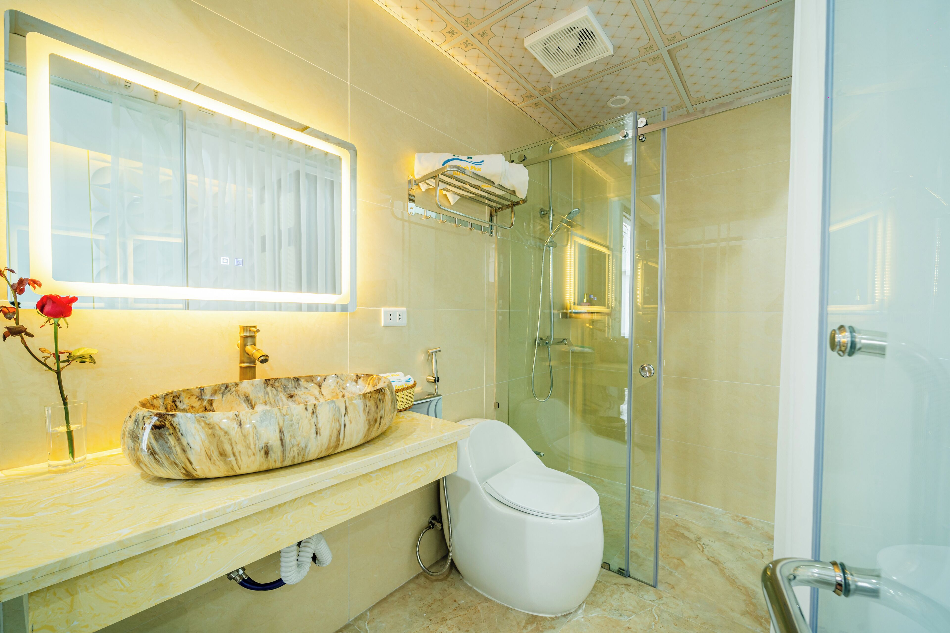 Secador de pelo, toallas, jabón y champú