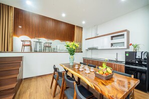 Familierom, 2 soverom | Oppholdsområde | Smart-TV
