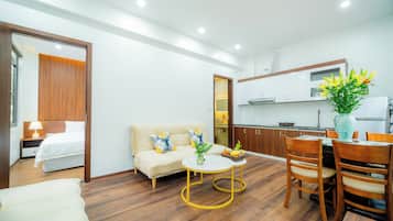 อพาร์ทเมนท์สำหรับครอบครัว, เตียงคิงไซส์ 1 เตียง, ระเบียง, วิวเมือง | บริเวณนั่งเล่น | สมาร์ททีวี