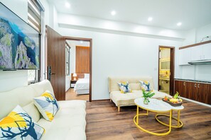Appartement Familial, 1 très grand lit, balcon, vue ville | Coin séjour | TV connectée