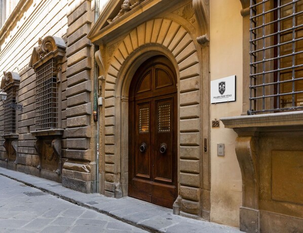 Front of property - Palazzo Pazzi Vitali Luxury Apartments (Florence)