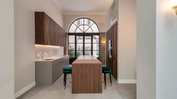 Apartament Deluxe | Cuina privada | Frigorífic, microones, forn i placa de cuina