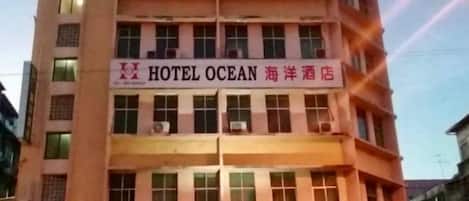 A multi-story hotel building with a sign that reads 'HOTEL OCEAN.'