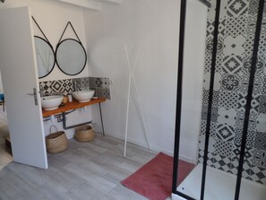 Douche, sèche-cheveux, serviettes fournies, savon