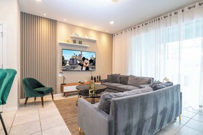 TV, video games, offices - 111 Family Retreat across from the Clubhouse 5BD (Davenport)