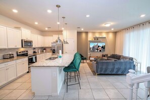 冷蔵庫、電子レンジ、オーブン、コンロ